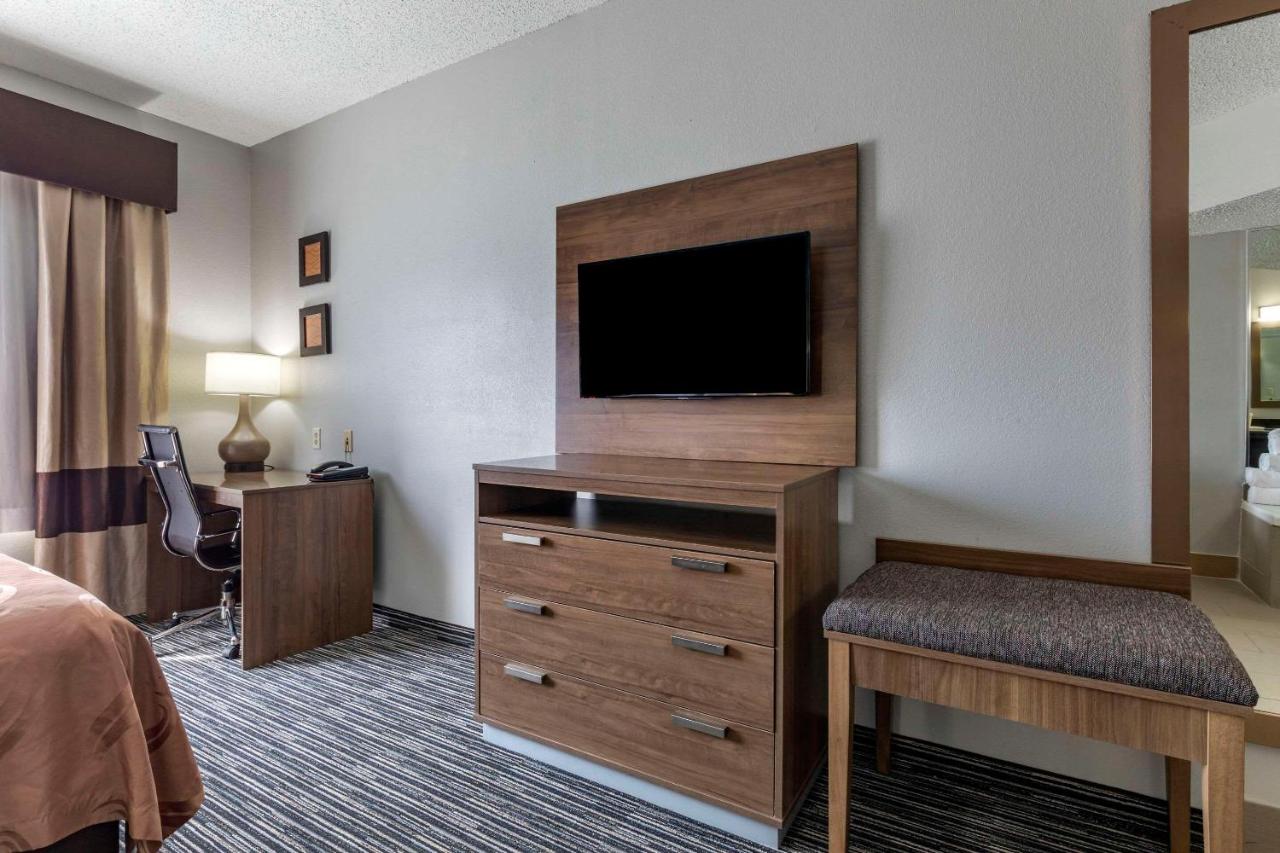 King Suite - Accessible/Non-Smoking at Quality Inn & Suites I-35 E / Walnut Hill