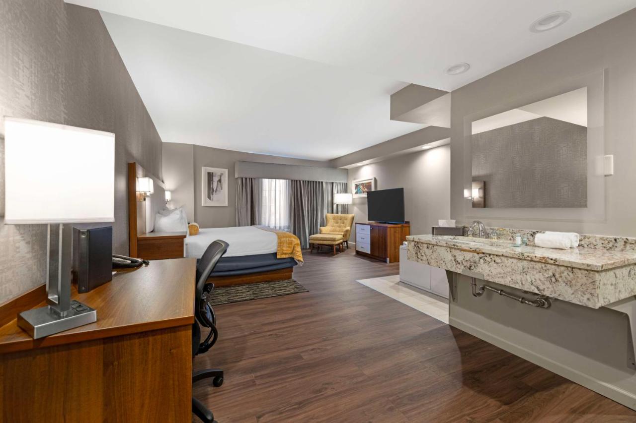 King Suite with Spa Bath - Non-Smoking at Best Western on the Avenue
