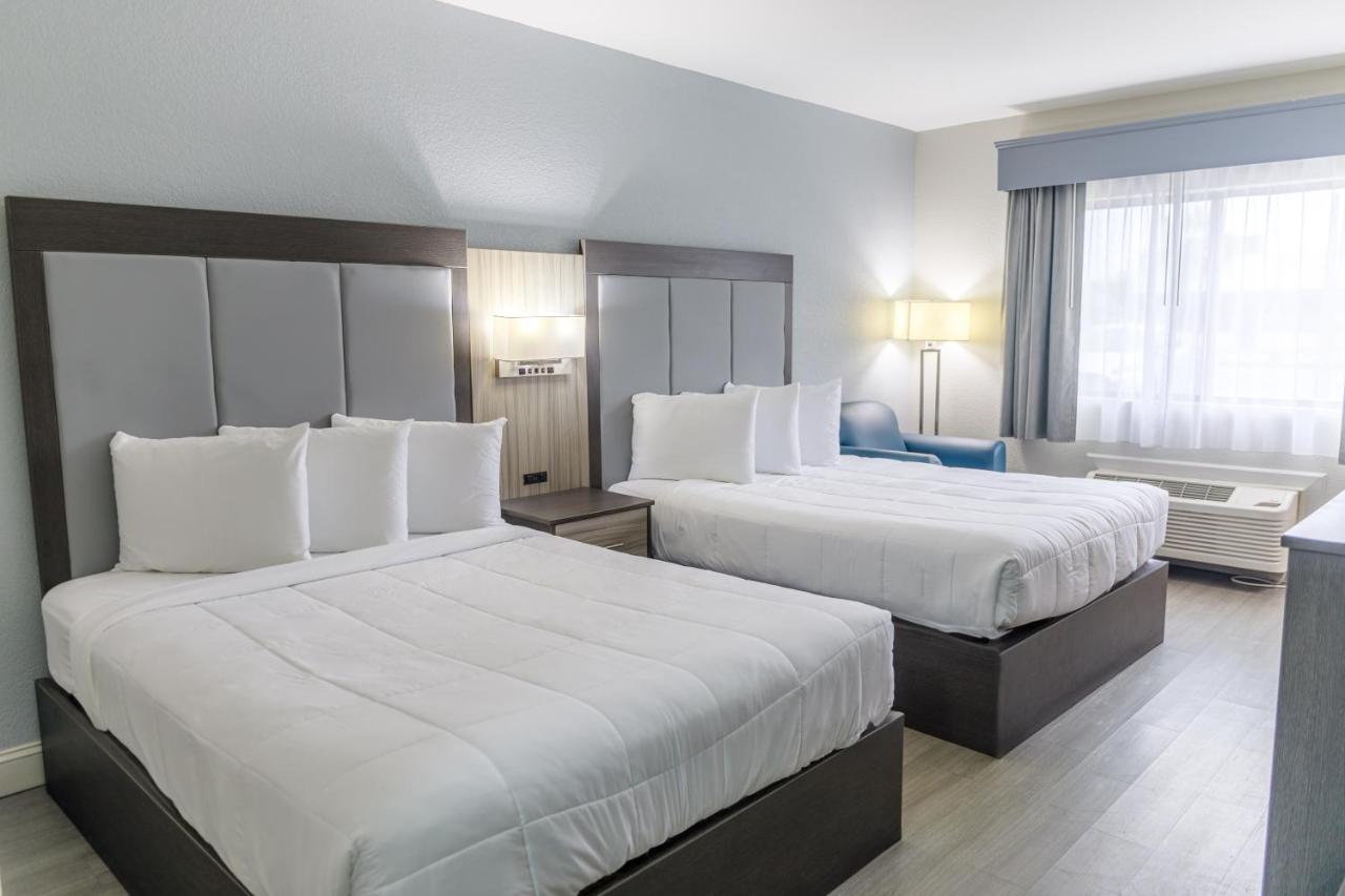 Queen Room with Two Queen Beds at Admiral's Inn on Tybee Island