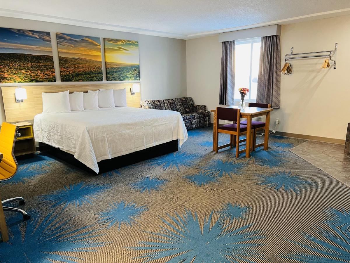 Deluxe King Suite at Days Inn by Wyndham Jamestown