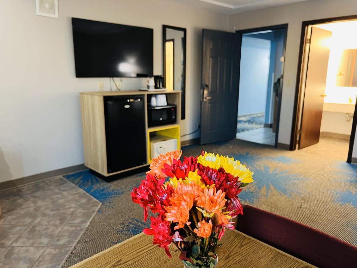 Deluxe King Suite at Days Inn by Wyndham Jamestown