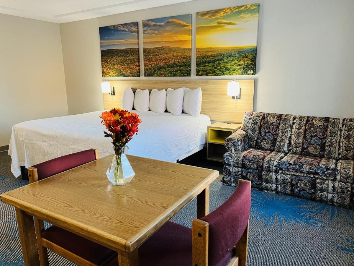 Deluxe King Suite at Days Inn by Wyndham Jamestown