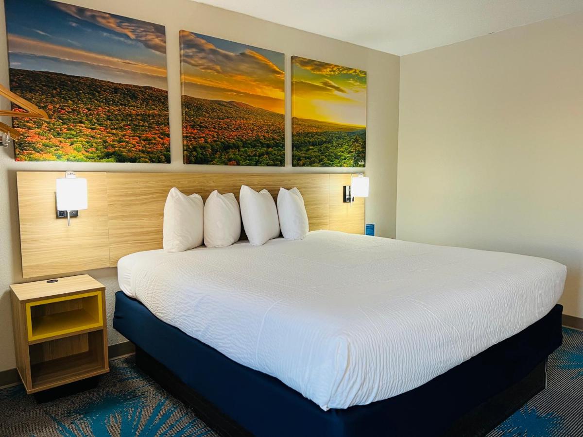 King Room- Non-Smoking at Days Inn by Wyndham Jamestown