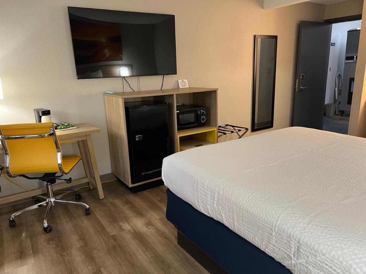 Queen Room - Non-Smoking at Days Inn by Wyndham Jamestown