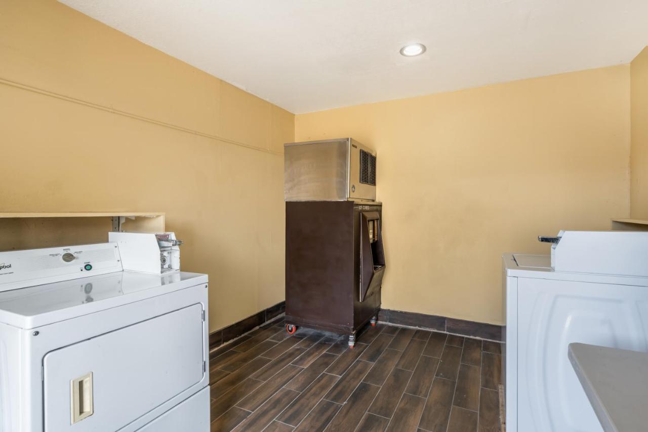 | Red Roof Inn & Suites Sulphur Springs