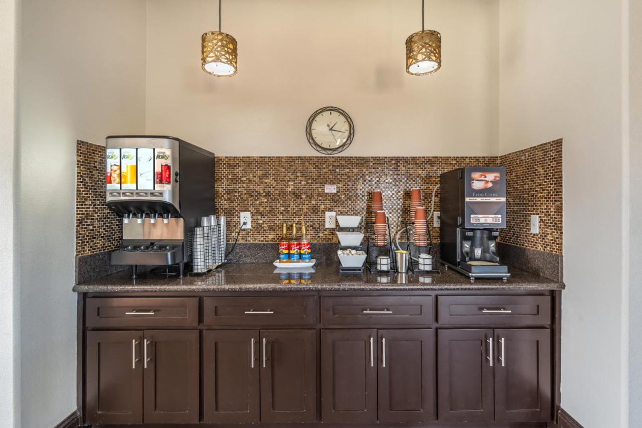 | Red Roof Inn & Suites Sulphur Springs