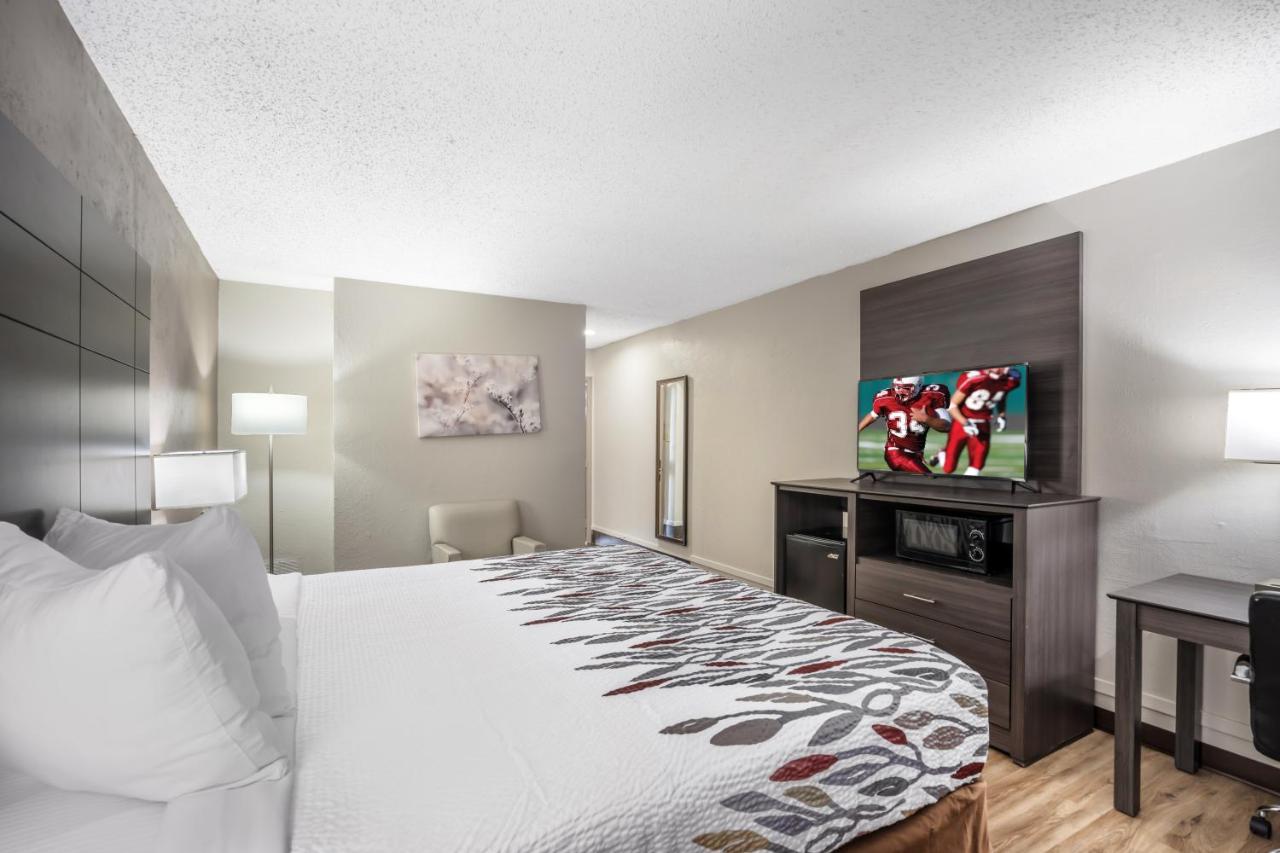 Queen Room with 2 Queen Beds - Smoking at Red Roof Inn & Suites Sulphur Springs
