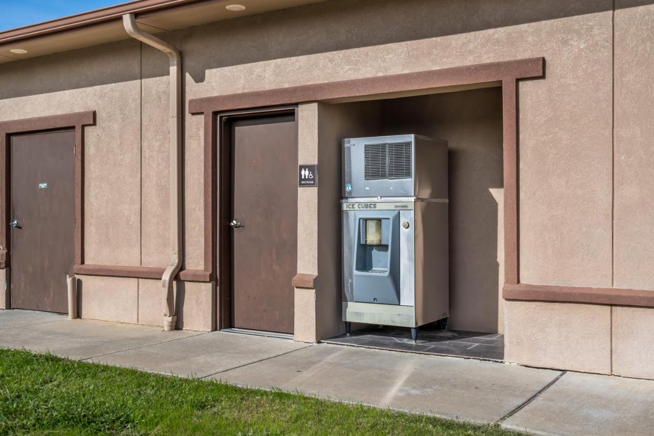 | Red Roof Inn & Suites Sulphur Springs