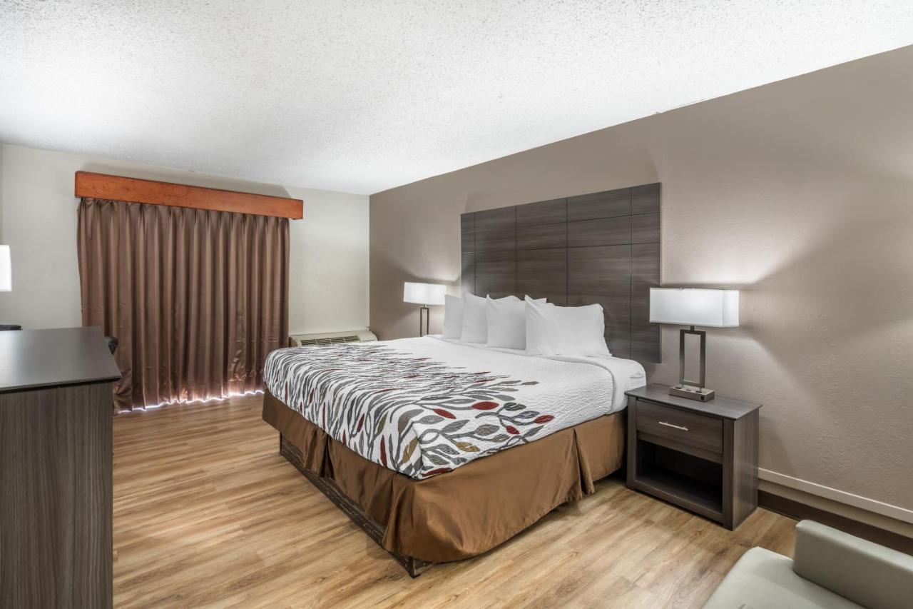 | Red Roof Inn & Suites Sulphur Springs
