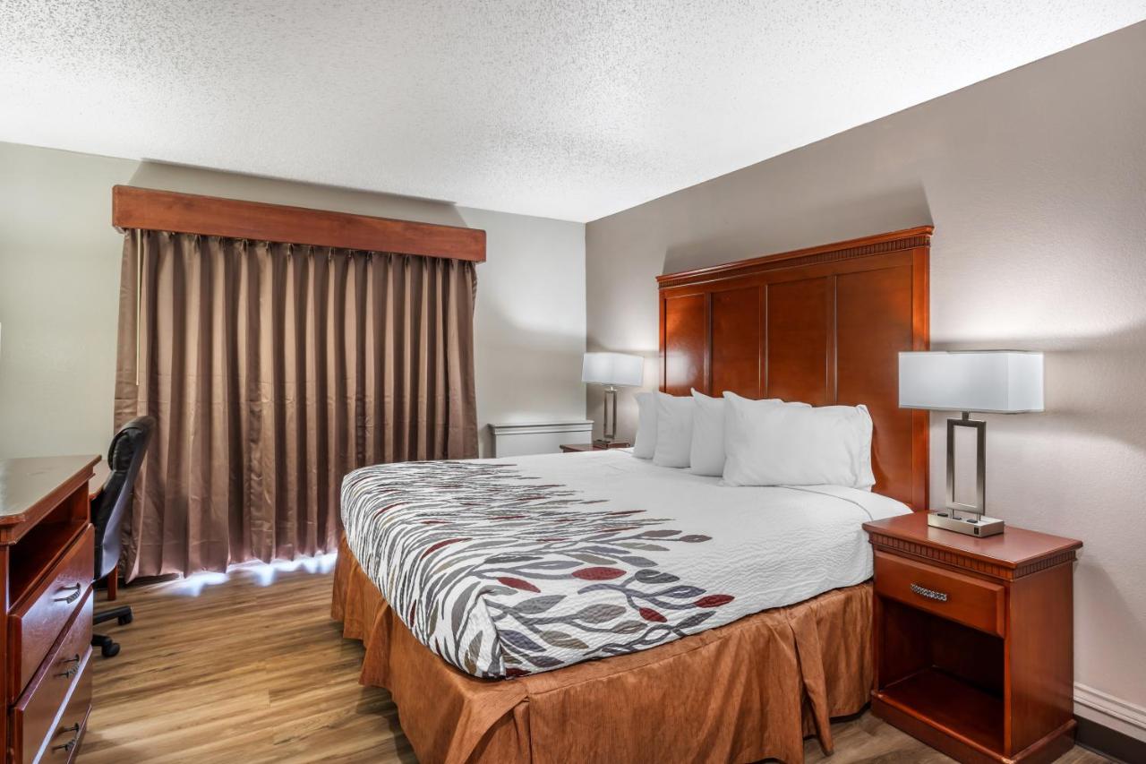 | Red Roof Inn & Suites Sulphur Springs