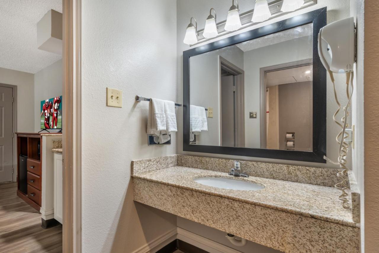 | Red Roof Inn & Suites Sulphur Springs