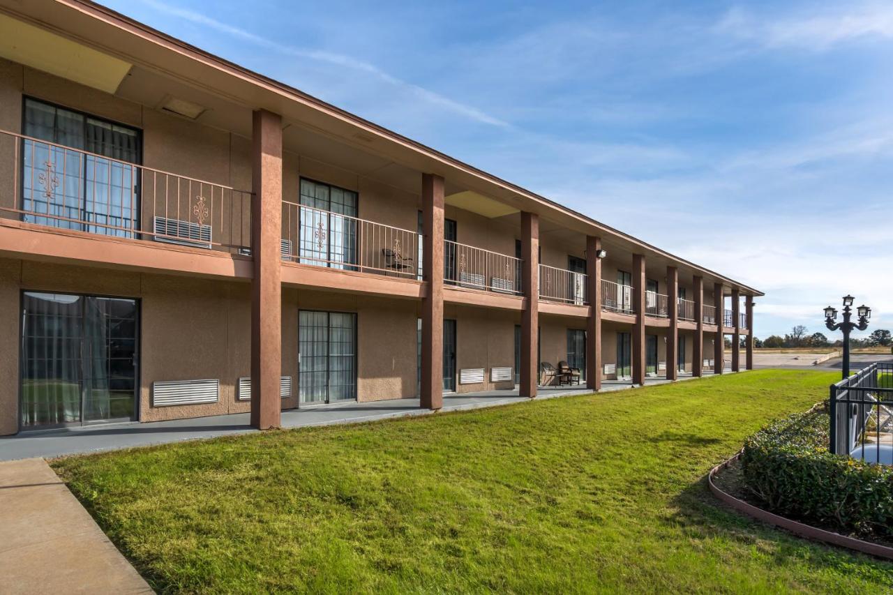 | Red Roof Inn & Suites Sulphur Springs
