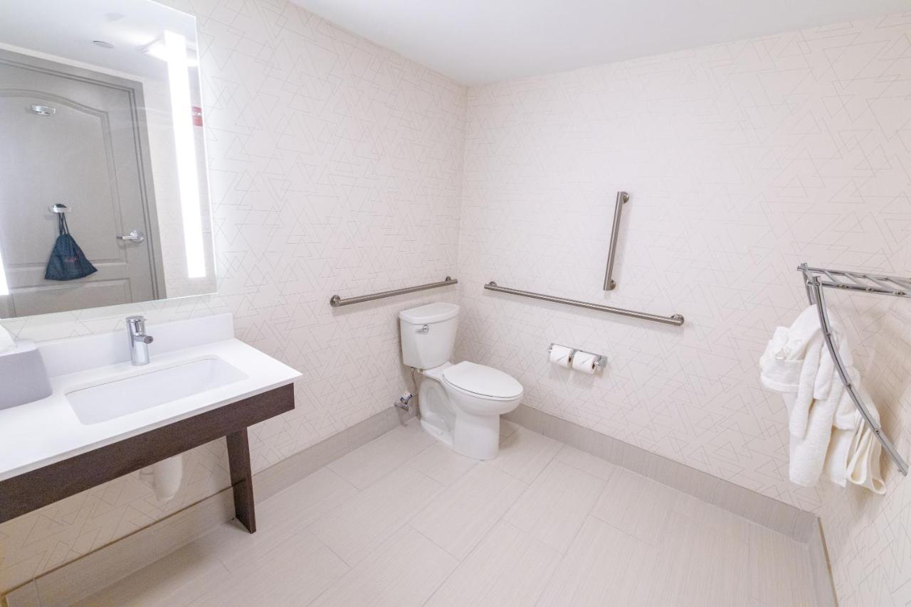 King Room - Hearing Accessible - Non-Smoking at Holiday Inn Express Hotel of Neptune by IHG