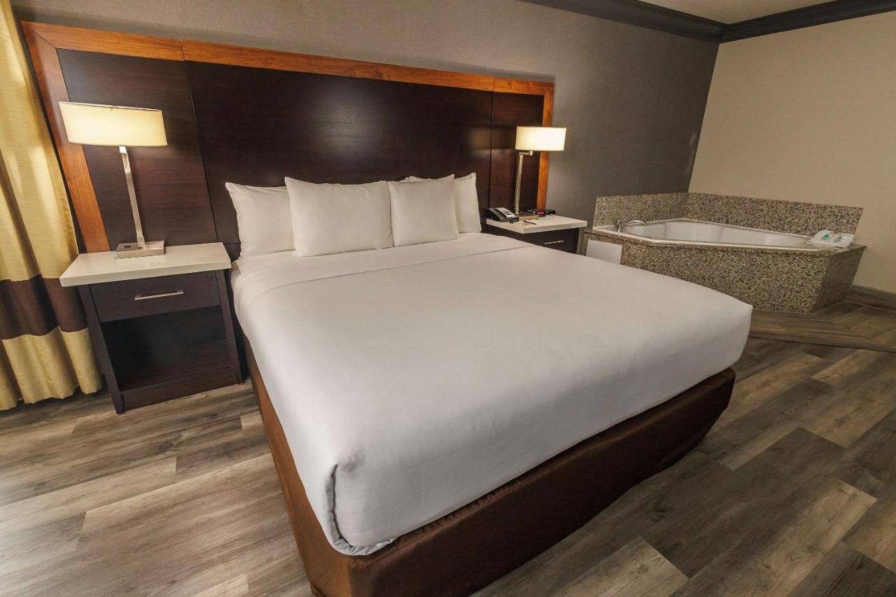 King Suite with Whirlpool - Non-Smoking at Comfort Inn & Suites Near Universal - N. Hollywood - Burbank