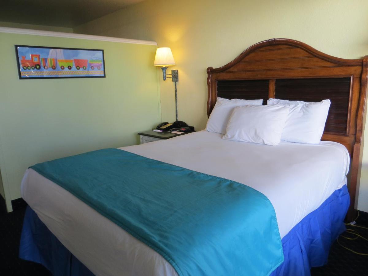 | Seralago Hotel & Suites Main Gate East