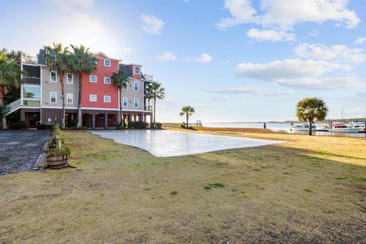 | Regatta Inn - Adults Only