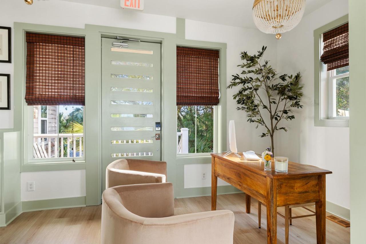 | Regatta Inn - Adults Only