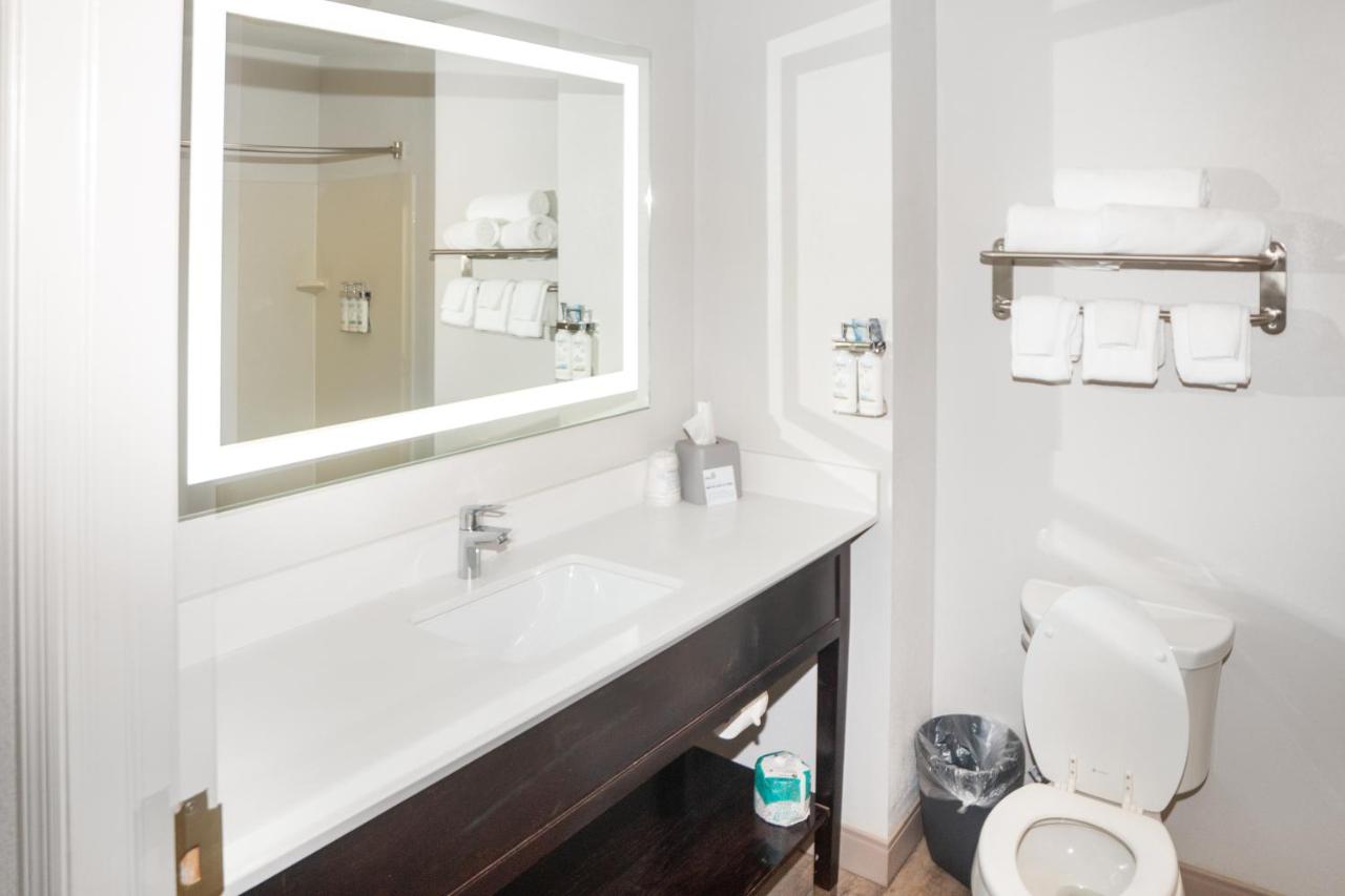 | Holiday Inn Express & Suites Stroudsburg-Poconos