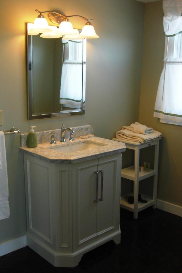 | Seafarer Inn