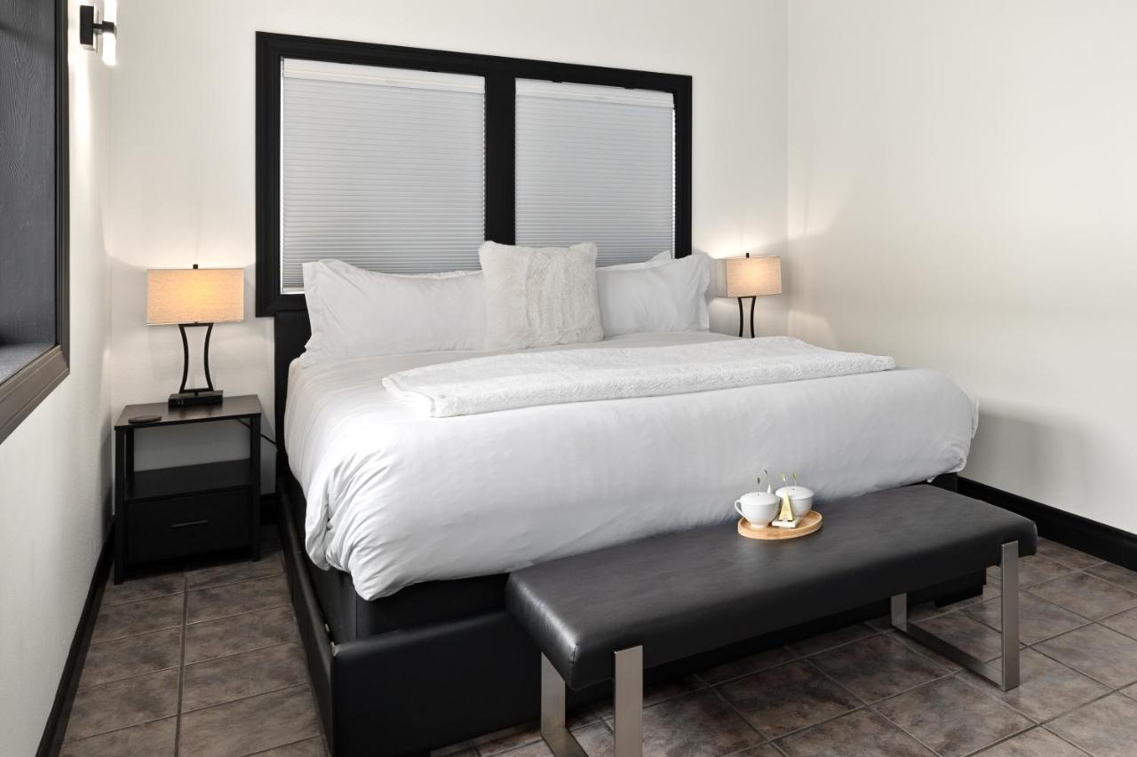 Deluxe Double Room with Bath at Icon Inn