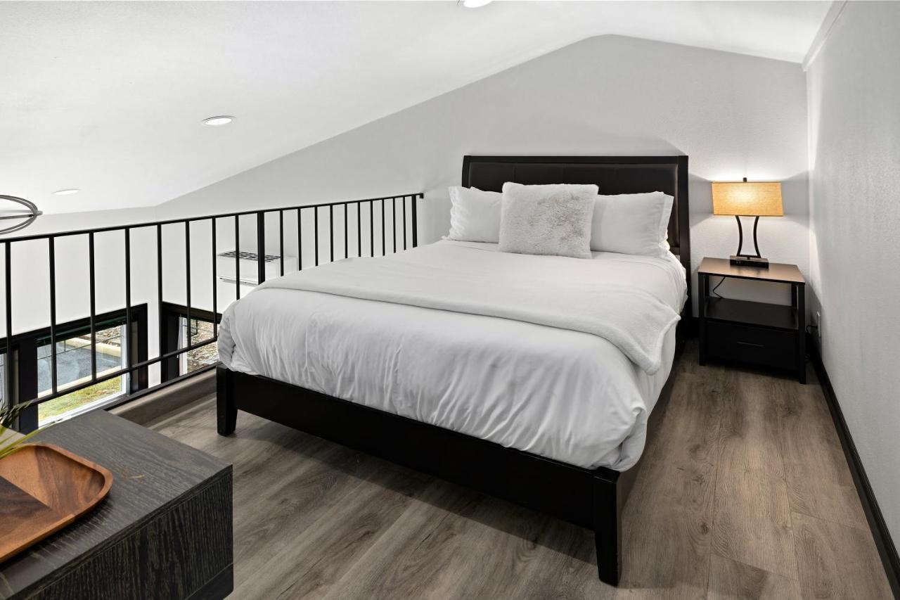 Deluxe Double Room (1 adult + 1 child) at Icon Inn