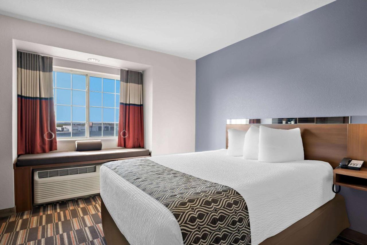 Queen Room with Bath Tub - Mobility/Hearing Accessible - Non-Smoking at Microtel Inn & Suites by Wyndham Sweetwater