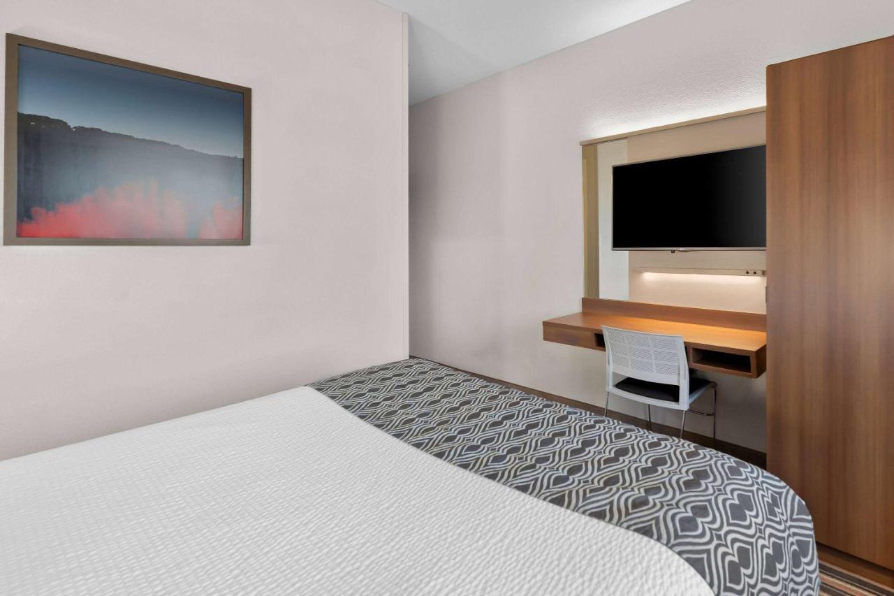 Queen Room - Non-Smoking at Microtel Inn & Suites by Wyndham Sweetwater