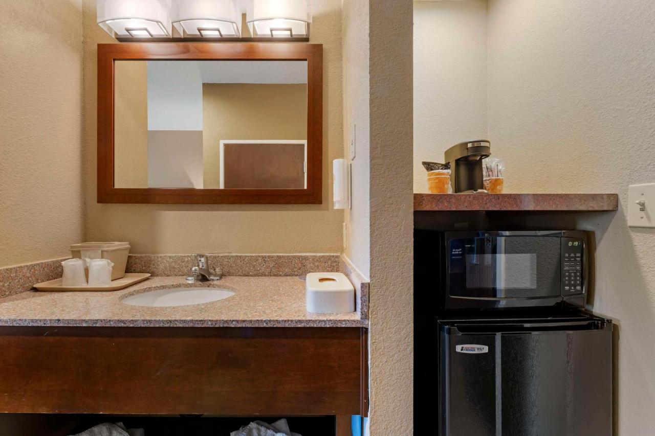 Standard King Room at Comfort Inn Lathrop - Stockton Airport