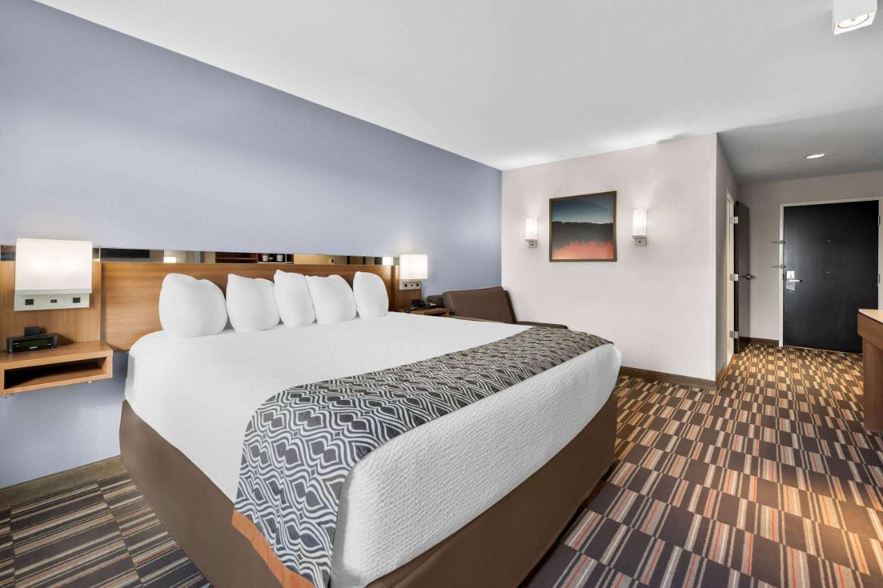 1 King Bed, Mobility/Hearing Accessible Studio Suite, Bathtub w/ Grab Bars, Non-Smoking at Microtel Inn & Suites by Wyndham Sweetwater