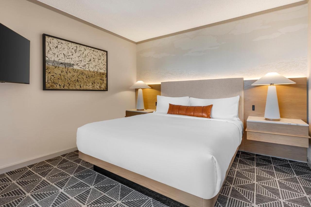 Corner Suite at Omni Las Colinas Hotel