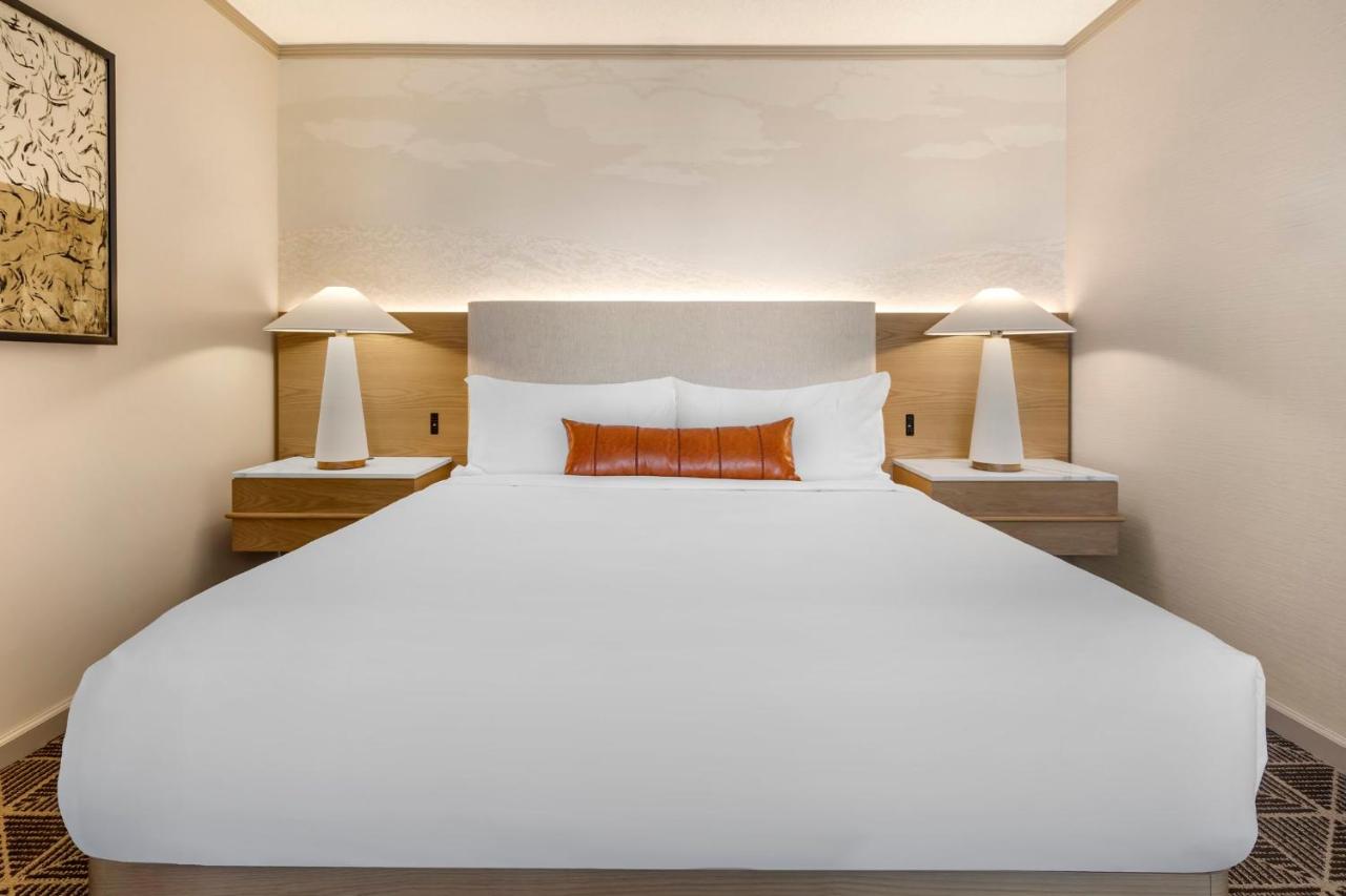 Corner Suite at Omni Las Colinas Hotel