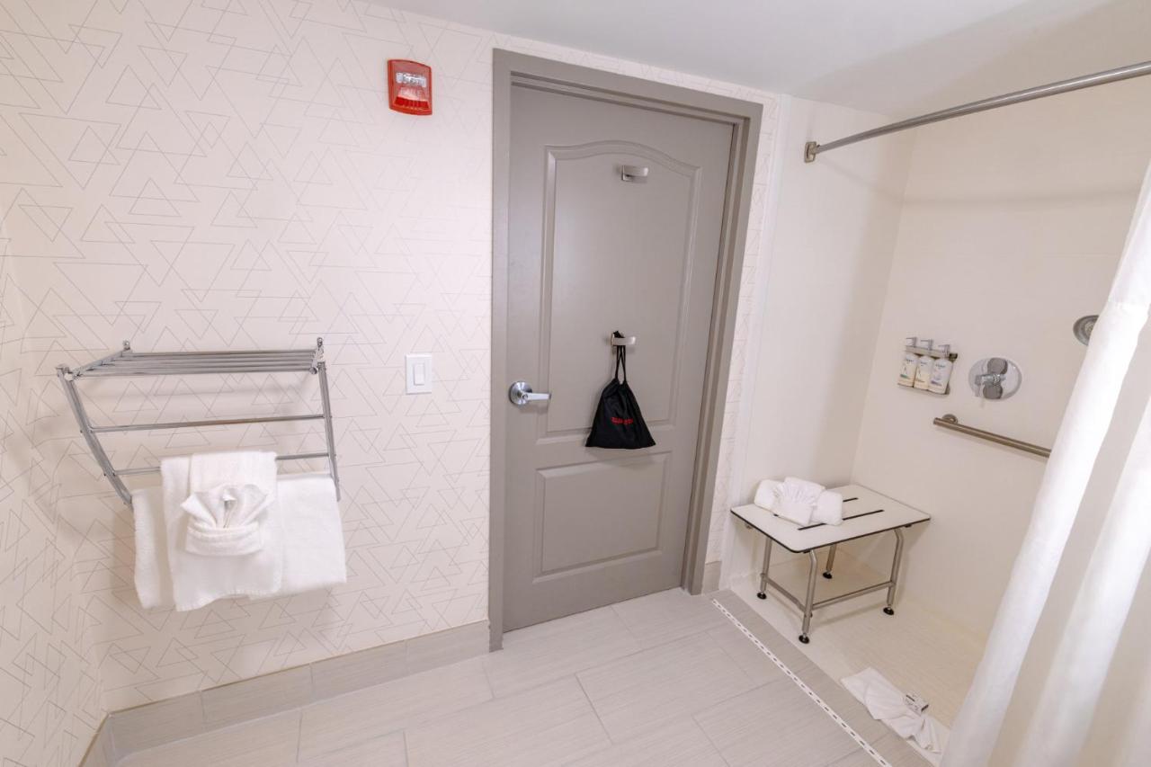 King Room - Hearing Accessible - Roll-in Shower at Holiday Inn Express Hotel of Neptune by IHG