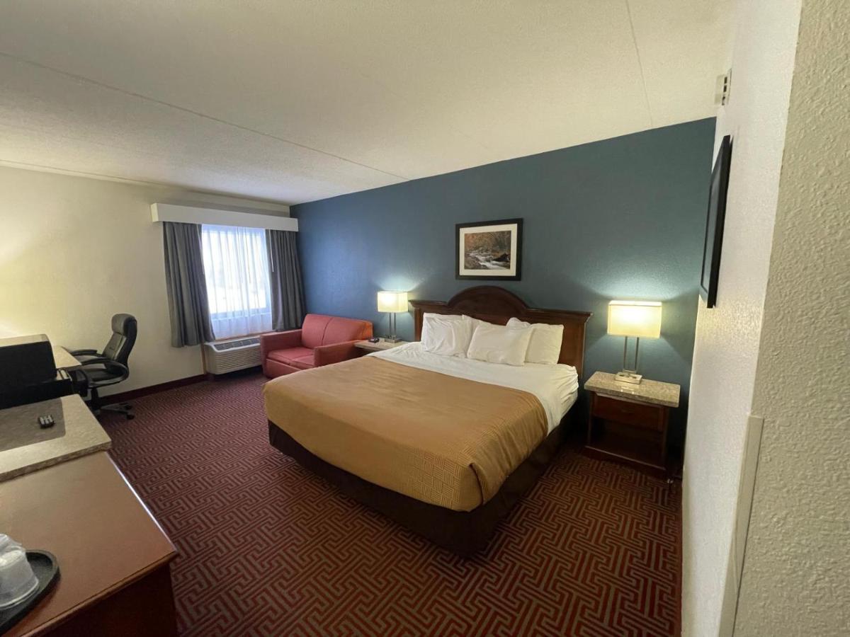 King Room with Sofa Bed at Clarion Inn I-94 near Expo Center