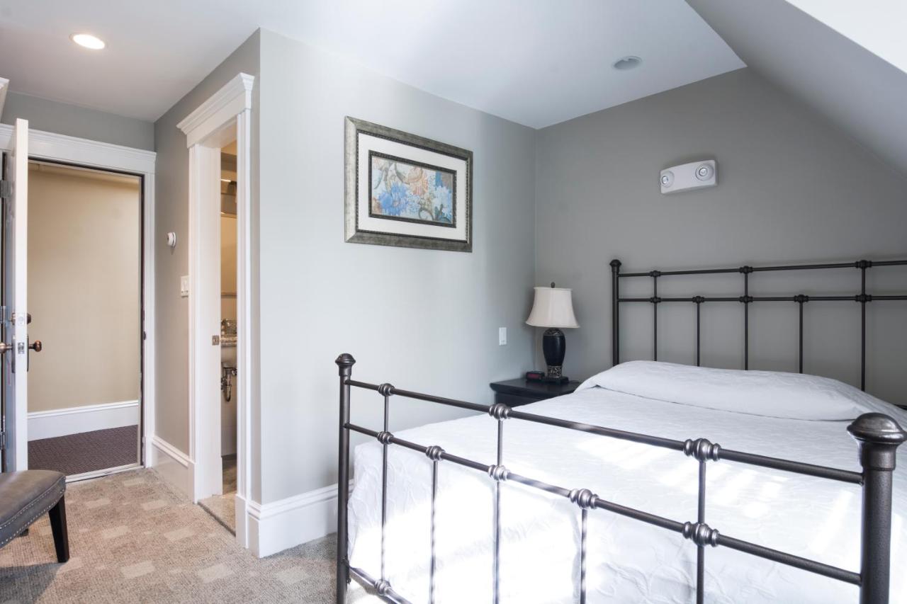 | Longwood Inn