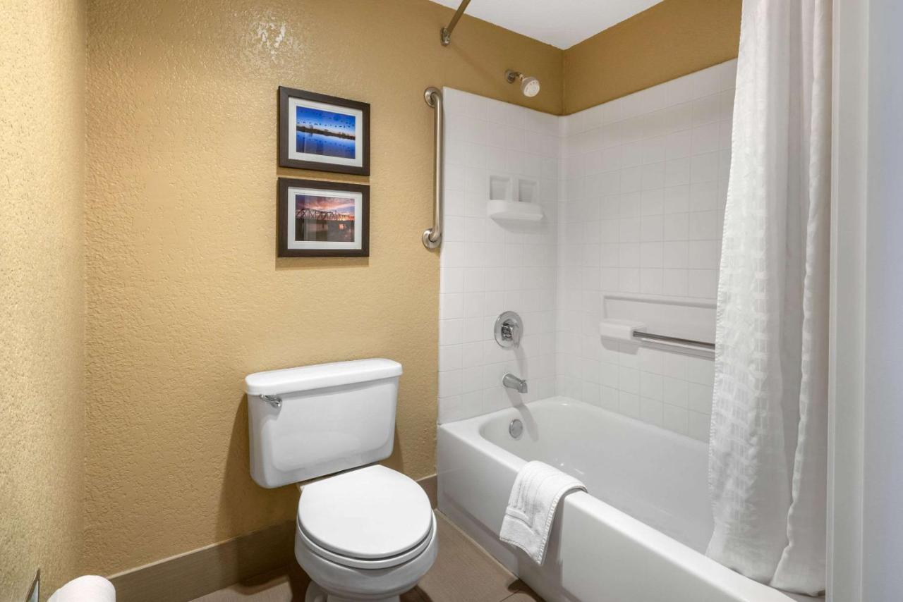 Standard King Room at Comfort Inn Lathrop - Stockton Airport