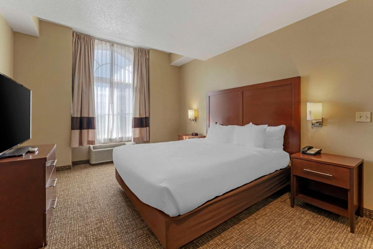 King Suite with Wet Bar - Non-Smoking at Comfort Inn Lathrop - Stockton Airport