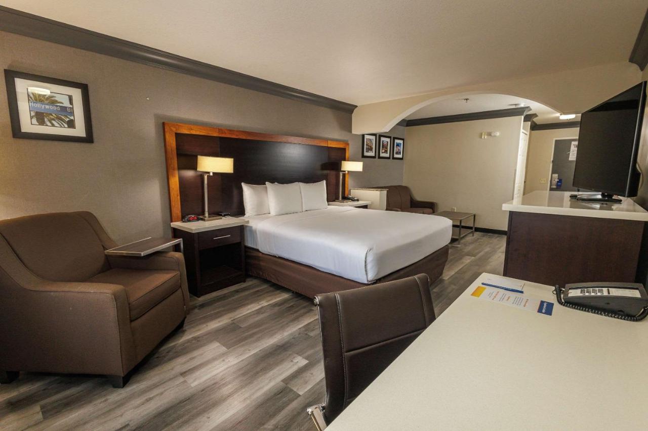 Deluxe Suite King Room at Comfort Inn & Suites Near Universal - N. Hollywood - Burbank