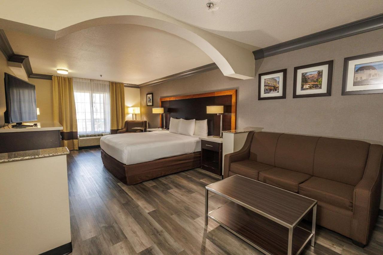 Deluxe Suite King Room at Comfort Inn & Suites Near Universal - N. Hollywood - Burbank