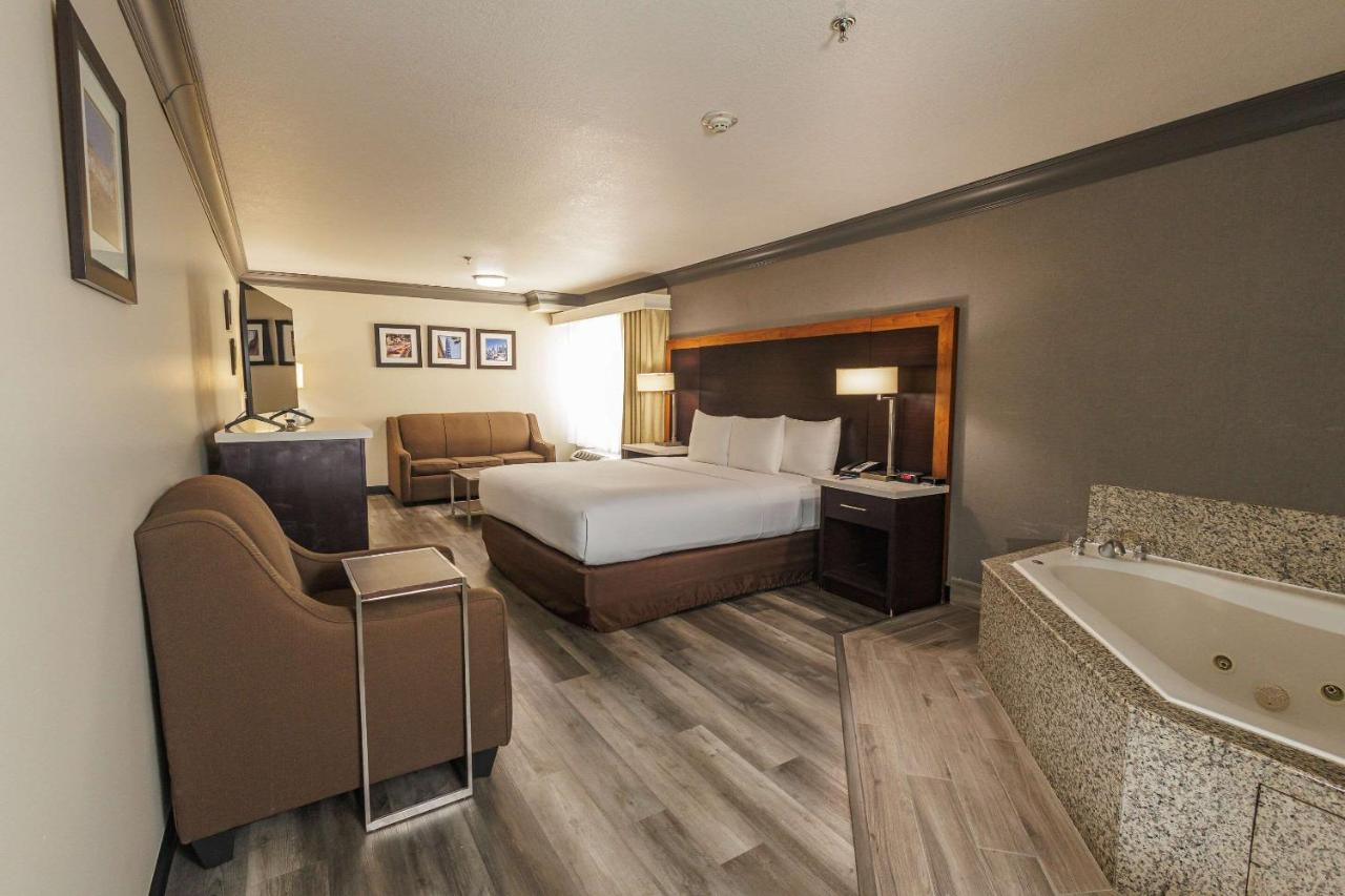 King Suite with Whirlpool - Non-Smoking at Comfort Inn & Suites Near Universal - N. Hollywood - Burbank