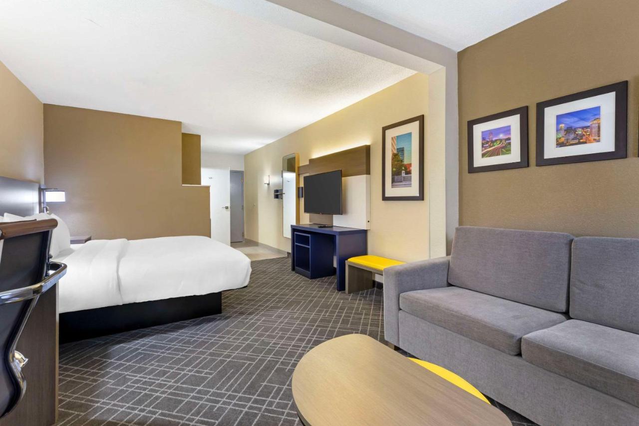 Accessible King Room at Comfort Suites Hanes Mall