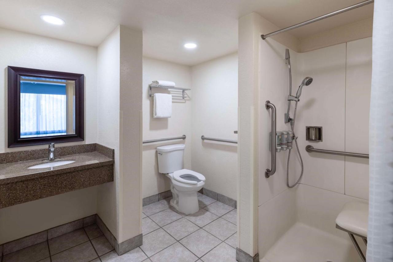 Queen Suite - Disability Access at Best Western Pony Soldier Inn & Suites