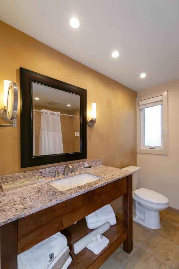 Deluxe King Room at The Inn at the Tides