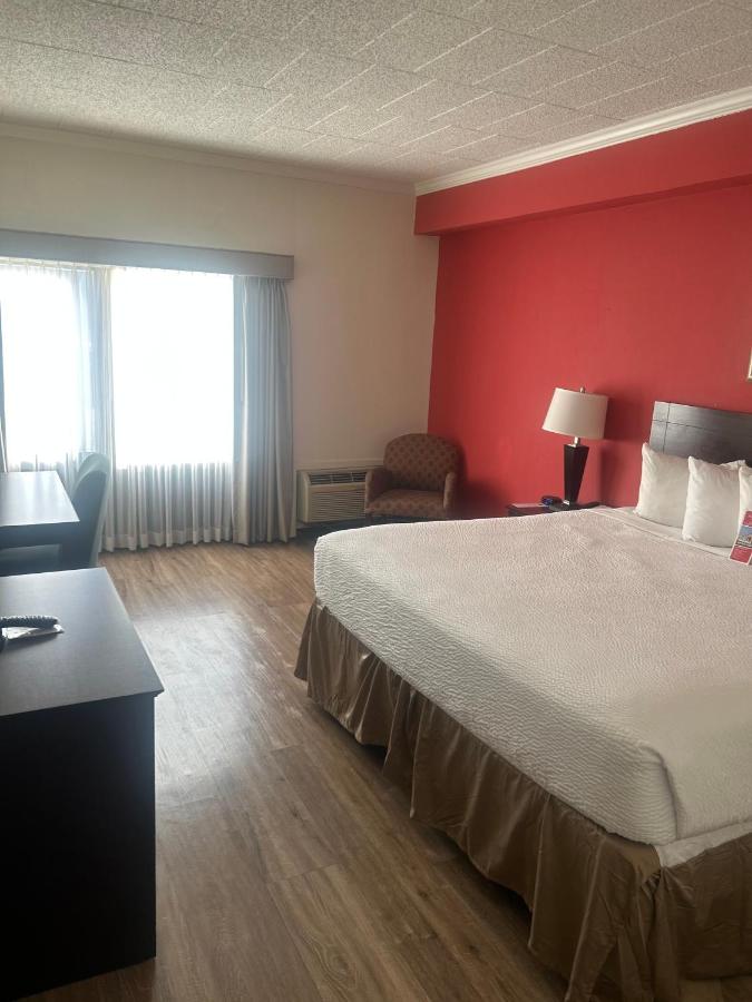 King Room - Non-Smoking at Ramada by Wyndham Newark/Wilmington