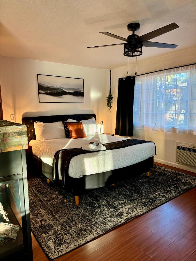 King Suite with Sofa Bed at The Jeffrey Hotel