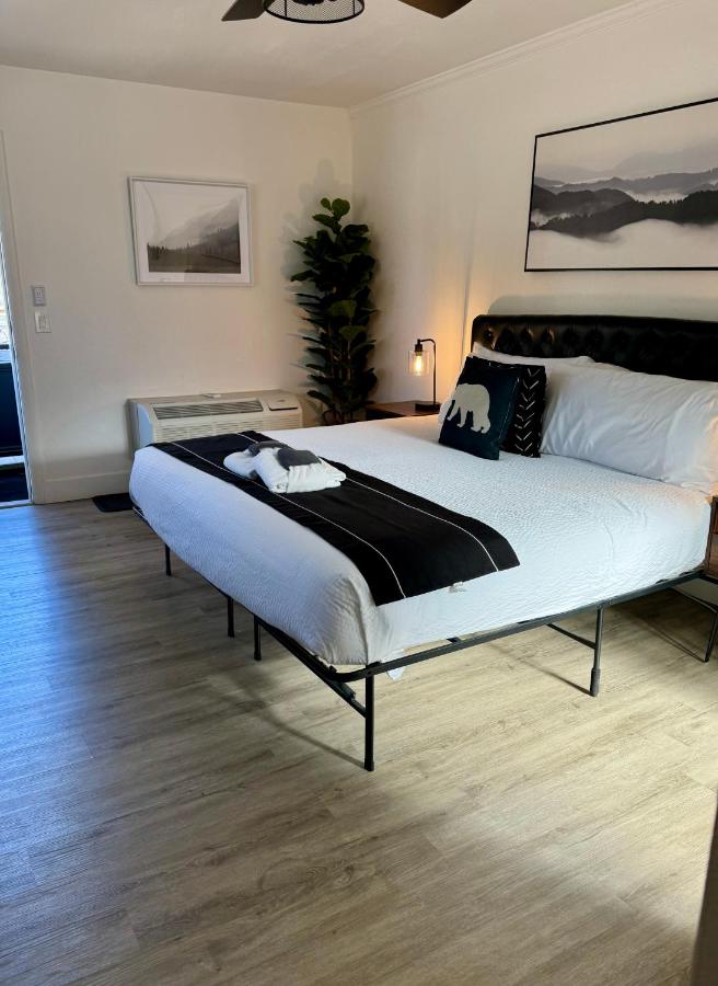 Deluxe King Room at The Jeffrey Hotel