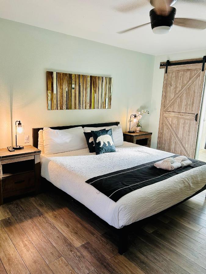 King Room with Roll-In Shower - Disability Access at The Jeffrey Hotel
