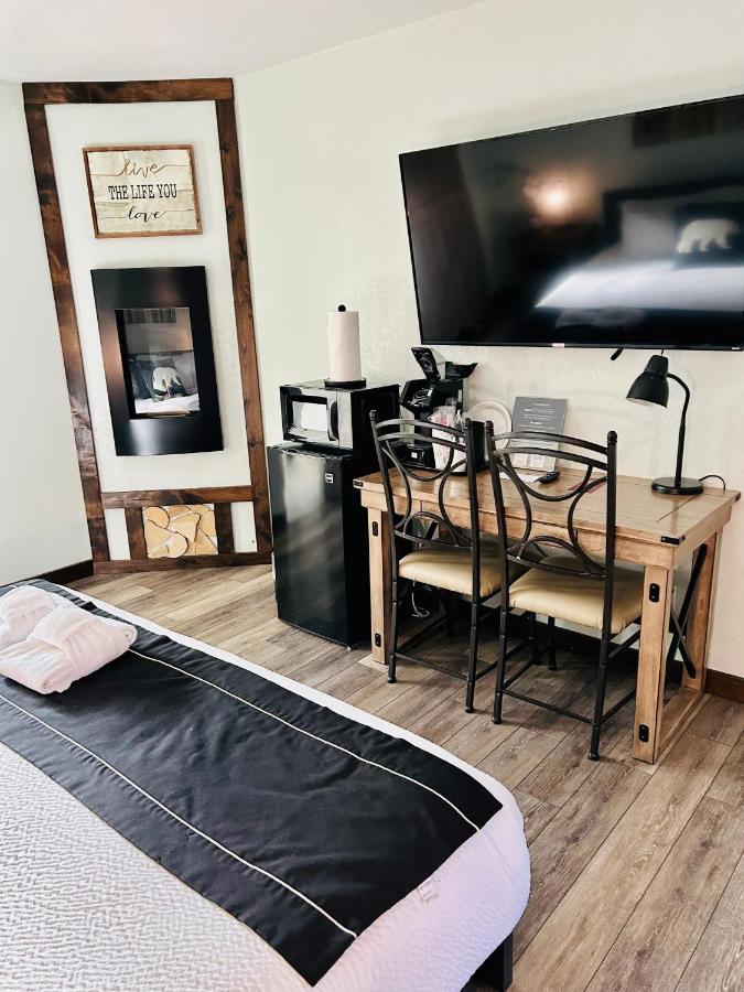 King Room with Roll-In Shower - Disability Access at The Jeffrey Hotel