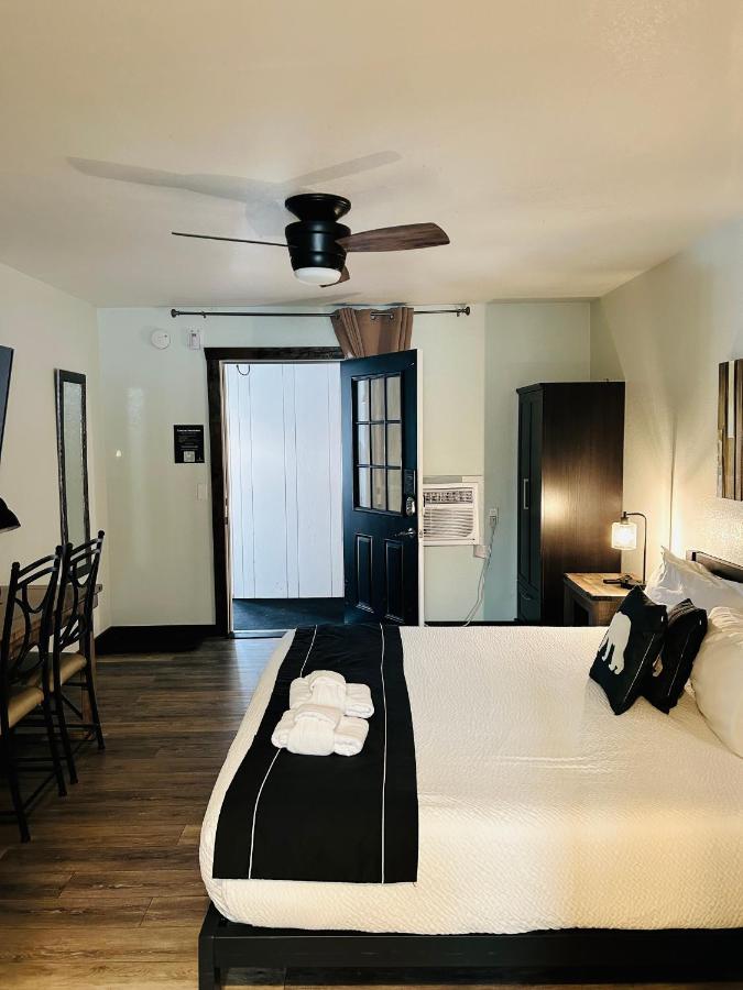 King Room with Roll-In Shower - Disability Access at The Jeffrey Hotel