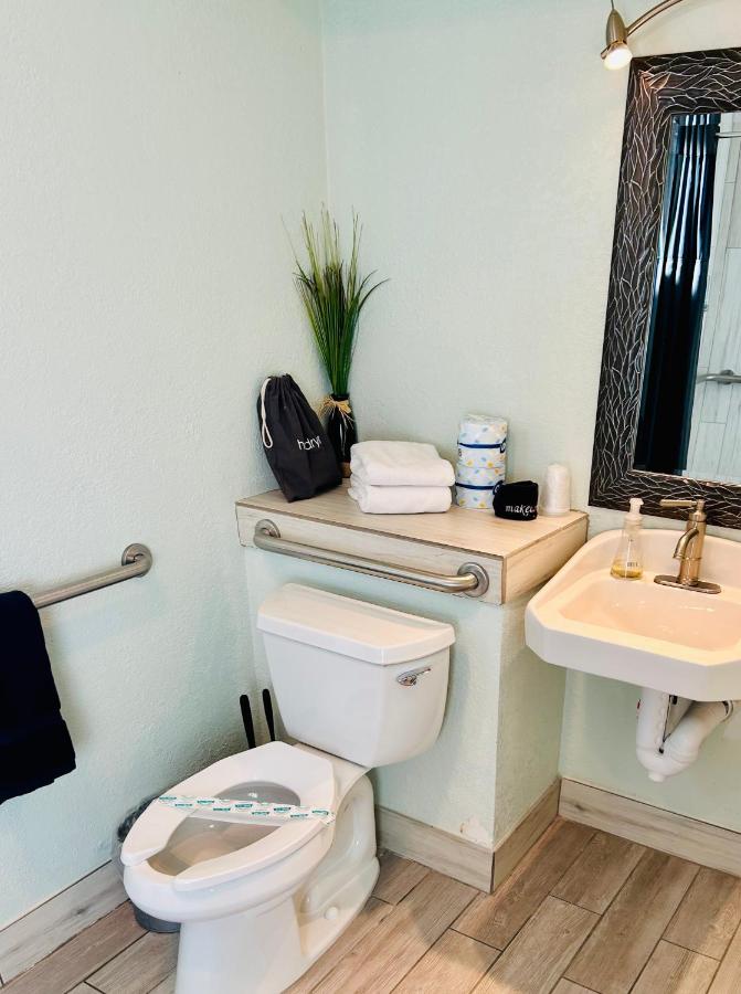 King Room with Roll-In Shower - Disability Access at The Jeffrey Hotel