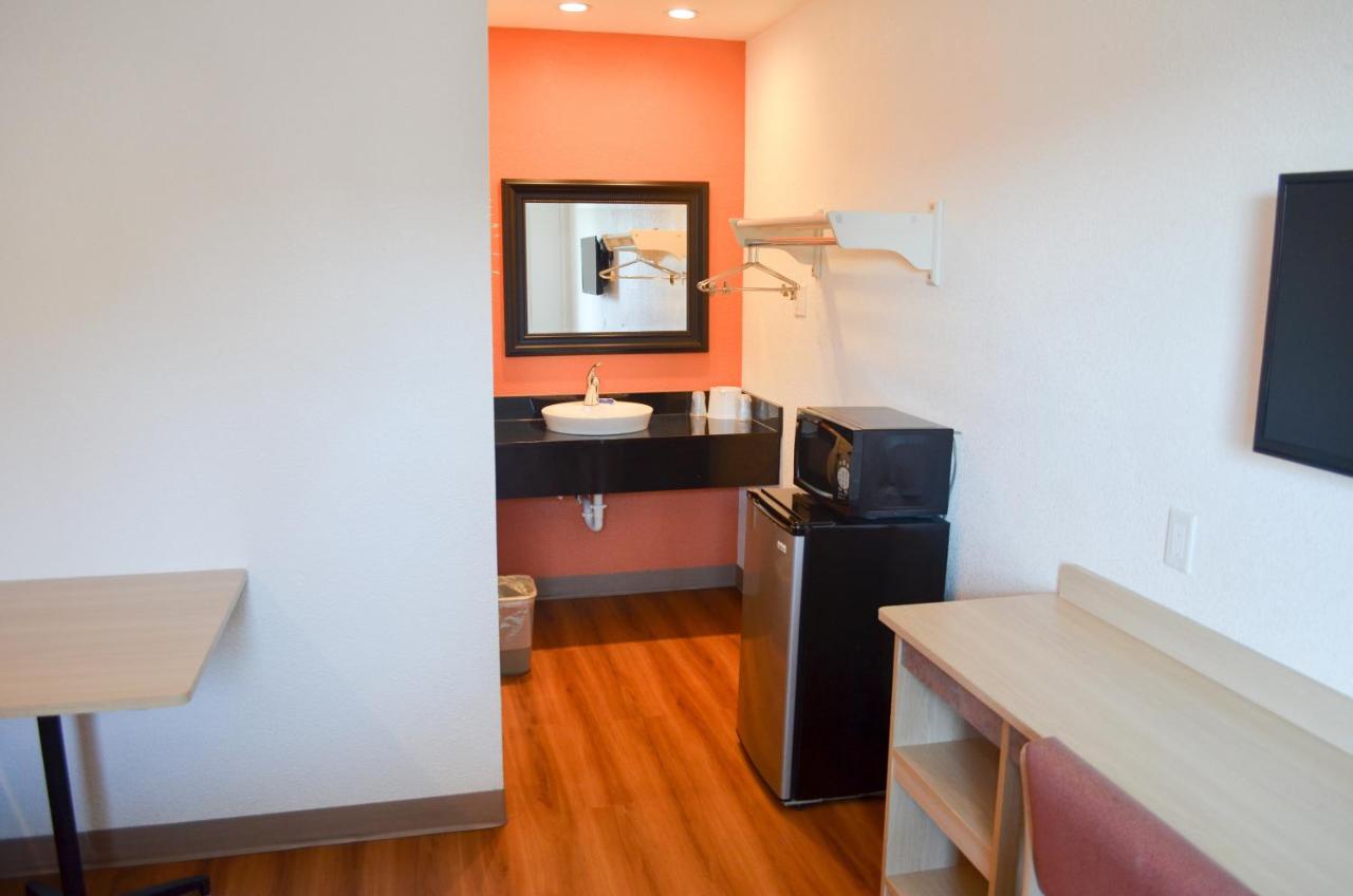 | Motel 6 Lost Hills / Buttonwillow Racetrack